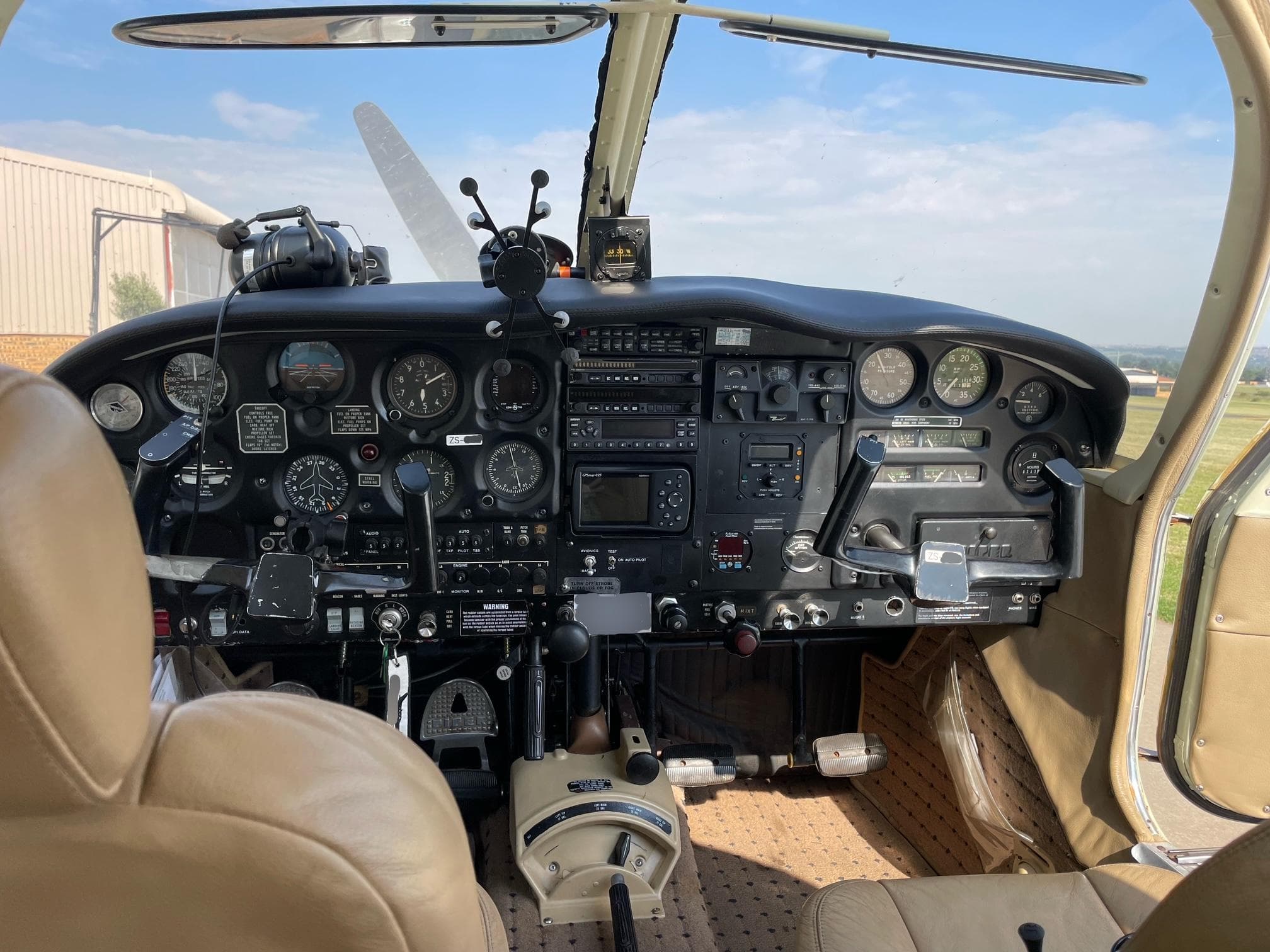 1966 Piper Cherokee 6 cockpit